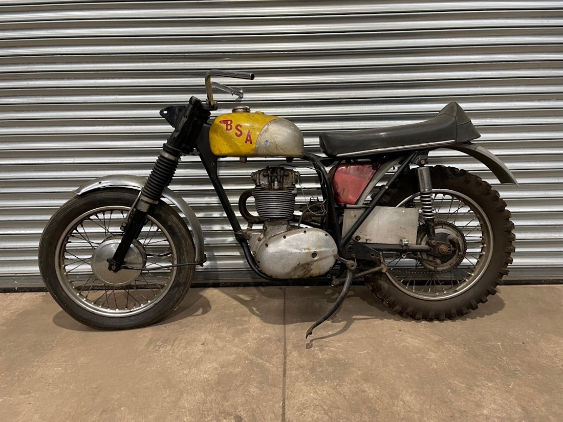 BSA C-15 ガソリンタンク